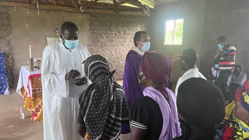 The beginning of Lent was cause for great prayer and occasion in Metuge, Mozambique, where our MSCs celebrated with communities of the St Anthony of Metuge parish, in the Sede, São Paulo, Santa Terezinha, and São Tiago regions. (Image via @peduardopaixaomsc on Facebook.)
