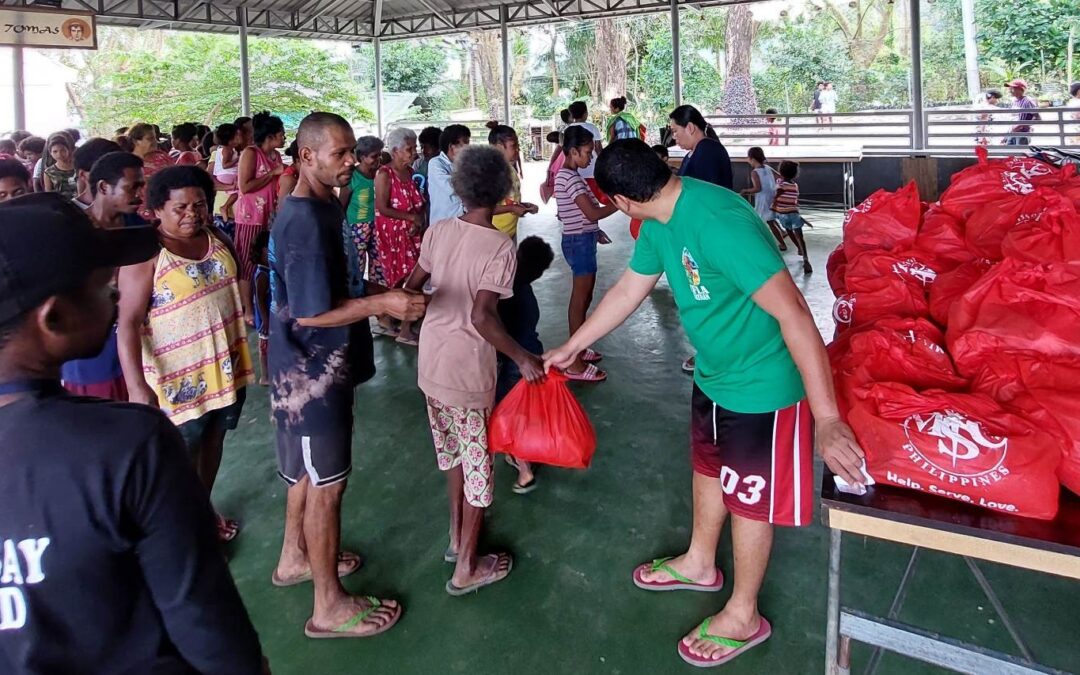 Christmas baskets bring joy in the Philippines